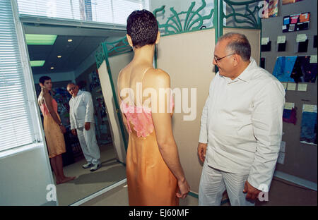 LOS ANGELES, CA – 18 GIUGNO: Max Azria del BCBG Max Azria and Azria Group a Los Angeles, California, il 18 giugno 1999. Foto Stock