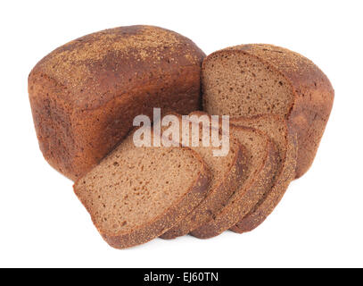 Filone di pane di segale con fette isolato su bianco Foto Stock