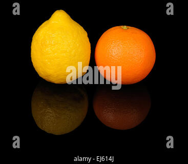 Di arancia e di limone su sfondo nero Foto Stock