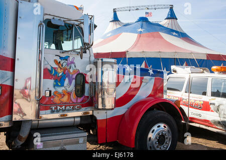 Southport, Merseyside, Regno Unito. 22 Mar, 2015. Il circo umano spettacolari, di proprietà di mostrare registi John Courtney e Stephen Courtney commerciale come Circus Vegas/American Circus è arrivato a Southport, la show itinerante prodotta dal famoso zio Sam's Great American Circus, tours per dieci mesi l'anno. Si tratta di un organizzazione irlandese, ma la sua stella-lamas selezione di American Kenworth e Peterbilt decorate i carrelli a guardare la parte quando esse rotolano in città. Credito: Cernan Elias/Alamy Live News Foto Stock