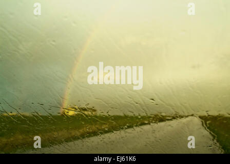 Rainbow su strada Foto Stock