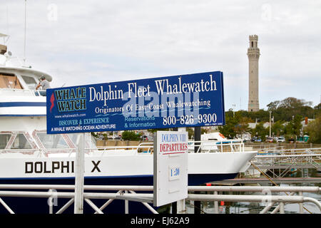 A Provincetown whalewatch, whale watching segno e la barca con il monumento del pellegrino. Cape Cod Massachusetts. Foto Stock