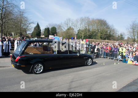 Leicester, Regno Unito. 22 Mar, 2015. Reinterment corteo per re Richard III sul percorso a Leicester Cattedrale. Credito: SCFotos - Stuart Crump Visuals Alamy/Live News Foto Stock