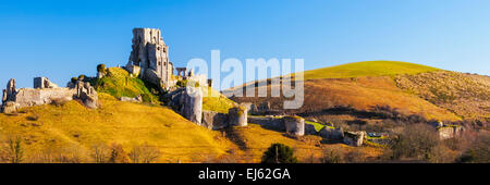 Panoramica di Corfe Castle nel villaggio dello stesso nome Inghilterra Dorset Regno Unito Europa Foto Stock