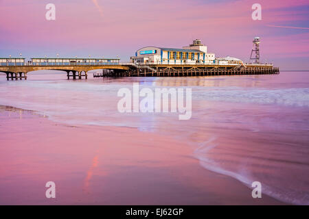 Bournemouth Pier al tramonto dalla spiaggia Inghilterra Dorset Regno Unito Europa Foto Stock