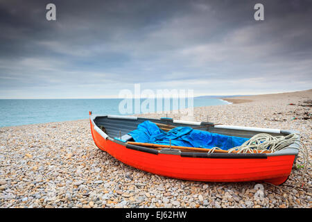 Barca sulla spiaggia di Chesil Cove sull'isola di Portland Inghilterra Dorset Regno Unito Europa Foto Stock