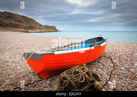 Barca sulla spiaggia di Chesil Cove sull'isola di Portland Inghilterra Dorset Regno Unito Europa Foto Stock
