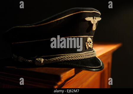Waffen SS Officer del cappello seduto su un mantelpiece Foto Stock