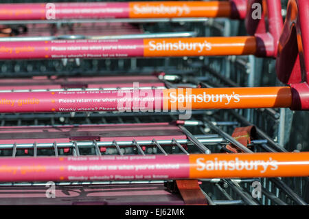 Sainsbury's carrelli Foto Stock