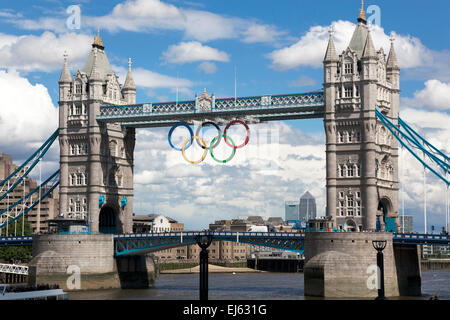 11 Luglio 2012 - Gli anelli olimpici sospesi dal gantry di il Tower Bridge di Londra per celebrare il 2012 giochi, Londra, Inghilterra Foto Stock