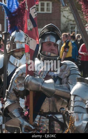 Leicester, Regno Unito. 22 Mar, 2015. Reinterment corteo per re Richard III sul percorso a Leicester Cattedrale. Credito: SCFotos - Stuart Crump Visuals Alamy/Live News Foto Stock