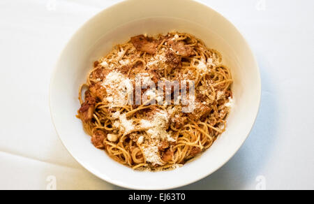 Spaghetti al tonno e pancetta e salsa di pomodoro con formaggio Pecorino Romano Foto Stock