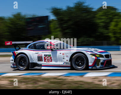 3/21/2015 - Sebring FL, Stati Uniti d'America - BMW Team RLL con driver Bill Auberlen-Redondo Beach, CA/Dirk Werner-Hanover, Germania/Augusto Farfus-Curitiba, Paran, Brasile in una BMW Z4 GTE auto con un motore BMW e pneumatici Michelin sponsorizzato da IHG Club Rewards a Sebring International Raceway in Sebring FL. DelMecum/Cal Sport Media Foto Stock