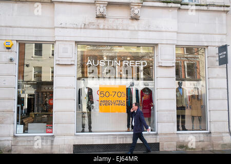 Man passeggia davanti al negozio di abbigliamento maschile Austin Reed in st anns Square, Manchester, Inghilterra, Regno Unito Foto Stock