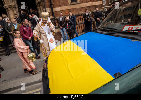 Londra, Regno Unito. Xxii marzo, 2015. Benedizione delle automobili per soldati ukrainiens Credito: Guy Corbishley/Alamy Live News Foto Stock