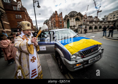Londra, Regno Unito. Xxii marzo, 2015. Benedizione delle automobili per soldati ukrainiens Credito: Guy Corbishley/Alamy Live News Foto Stock