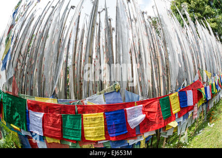 La preghiera buddista bandiere shot dal fisheye Foto Stock