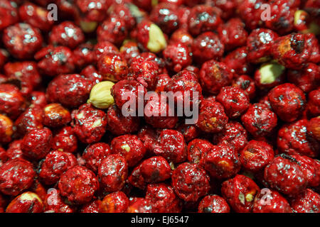 Pezzi di gusto di frutta ricoperti di sciroppo di zucchero, come uno sfondo a trama, macro shot Foto Stock