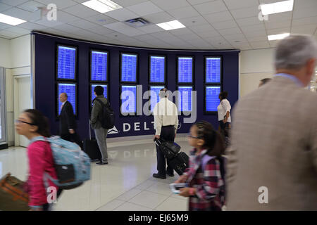 Un aeroporto con i passeggeri aeroporto Aeroporto di visualizzazione schede di partenza all'interno del terminal aeroportuale mentre si è in viaggio Foto Stock