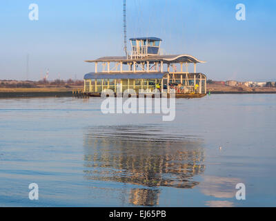 La nuova Gondola sul grado 2 elencati Transporter Bridge sul fiume Tees a Middlesbrough in avvicinamento al south bank Foto Stock