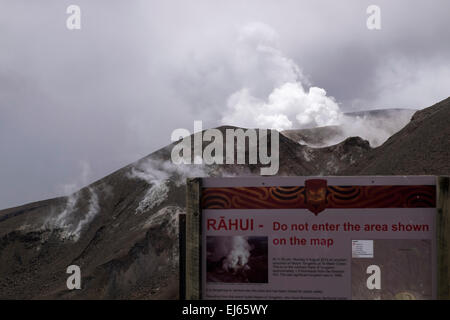 Firmare la consulenza di un Rahui Maori, la chiusura di una zona per la protezione, sul Tongariro alpine crossing. Foto Stock