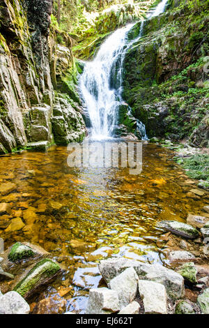 La Polonia. Il Karkonosze National Park (riserva della biosfera) - cascata Kamienczyk Foto Stock