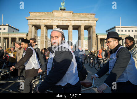 Berlino, Germania. 22 Mar, 2015. Un imam e un rabbino per biciclette tandem giro in bicicletta azione dal 'Iniziativa Clevere Staedte' e 'Meet2rispetto" a Berlino, Germania, 22 marzo 2015. I partecipanti a questo tour in bicicletta, che va passato Ebrea e Musulmana stabilimenti a Berlino, desidera impostare un esempio per il rispetto e la tolleranza. Foto: BERND VON JUTRCZENKA/dpa/Alamy Live News Foto Stock