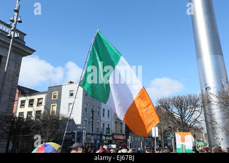 Un irlandese tricolore sventola sopra la folla. Immagine da anti-acqua costi diritto2acqua protesta nel centro della città di Dublino. Foto Stock