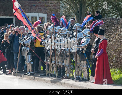 Leicester, Regno Unito. 22 Mar, 2015. Reinterment corteo per re Richard III sul percorso a Leicester Cattedrale. Credito: SCFotos - Stuart Crump Visuals Alamy/Live News Foto Stock