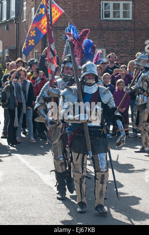 Leicester, Regno Unito. 22 Mar, 2015. Reinterment corteo per re Richard III sul percorso a Leicester Cattedrale. Credito: SCFotos - Stuart Crump Visuals Alamy/Live News Foto Stock