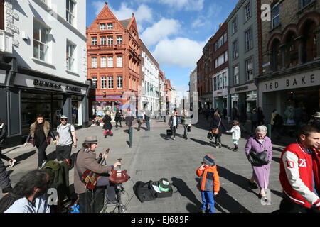 Immagine da Grafton Street nel centro di Dublino sul primo giorno di primavera Foto Stock