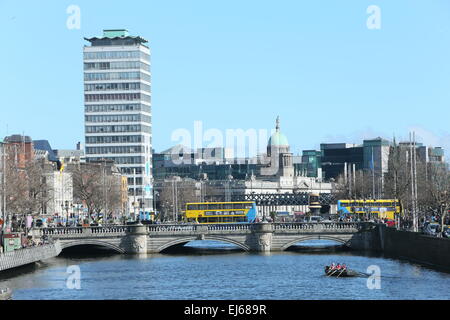 Immagine di Liberty Hall e O'Connell Bridge nel centro della città di Dublino il primo giorno di primavera come il buon tempo crea un sentire bene Foto Stock