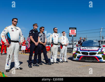 3/21/2015 - Sebring FL, Stati Uniti d'America - BMW Team RLL con driver Bill Auberlen-Redondo Beach, CA/Dirk Werner-Hanover, Germania/Augusto Farfus-Curitiba, Parana, Brasile in una BMW Z4 GTE auto con un motore BMW e pneumatici Michelin sponsorizzato da IHG Club Rewards a Sebring International Raceway in Sebring FL. DelMecum/Cal Sport Media Foto Stock