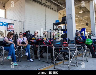 3/21/2015 - Sebring FL, Stati Uniti d'America - i membri del team in attesa dietro ai box della SpeedSource con driver Tom Long-Raleigh, NC/Joel Miller-Hesperia, CA/Ben Devlin-England/Sylvain Tremblay-Parkland, FL in un auto Mazda con un motore Mazda e pneumatici Continental sponsorizzato da Mazda/Castrol/ModSpace a Sebring International Raceway in Sebring FL. DelMecum/Cal Sport Media Foto Stock