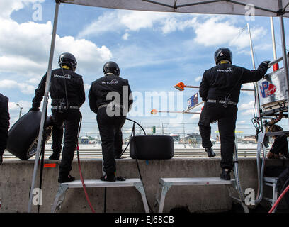 3/21/2015 - Sebring FL, Stati Uniti d'America - Pit Crew ottenere pronto per Starworks Motorsport con driver Renger van der Zande-Dodewaard, Paesi Bassi/Mike Hedlund-Woodside, CA/Mirco Schultis-Wiesbaden, la Germania in una Oreca FLM09 auto con una Chevrolet motore e pneumatici Continental sponsorizzato da Martini a Sebring International Raceway in Sebring FL. DelMecum/Cal Sport Media Foto Stock