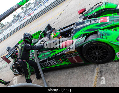 3/21/2015 - Sebring FL, Stati Uniti d'America - Pit Crew rabbocco di carburante al di fuori della vettura Tequila Patron ESM con driver Scott Sharp-West Palm Beach, FL/Ryan Dalziel-Orlando, FL/David Heinemeier Hansson-Copenhagen, Danimarca in una Honda HPD ARX auto con un motore Honda e pneumatici Continental sponsorizzato da Tequila Patron a Sebring International Raceway in Sebring FL. DelMecum/Cal Sport Media Foto Stock