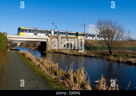 Tram Metrolink attraversando Rochdale Canal vicino Newbold, Rochdale, Greater Manchester, Inghilterra, Regno Unito. Due tram accoppiati come un 'doppio' Foto Stock