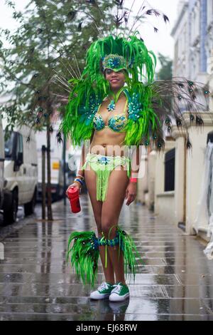 Ballerino di carnevale vestito in abiti esotici (centro) carnevale di Notting Hill, Landbroke Grove, Londra, 28 agosto 2014. Foto Stock