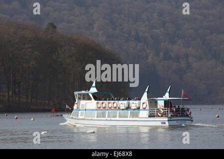 Lago di Windermere, Cumbria, Regno Unito. Xxii marzo, 2015. I turisti approfitta della molla Credito: Gordon Shoosmith/Alamy Live News Foto Stock