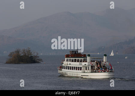 Lago di Windermere, Cumbria, Regno Unito. Xxii marzo, 2015. I turisti approfitta della molla Credito: Gordon Shoosmith/Alamy Live News Foto Stock