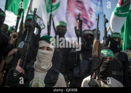 (150322) -- GAZA, Marzo 22, 2015 (Xinhua) -- palestinesi militanti di Hamas prendere parte alla parata per contrassegnare l'undicesimo anniversario dell assassinio israeliano di Hamas leader spirituale sceicco Ahmed Yassin nella città di Gaza, il 22 marzo 2015. (Xinhua/Wissam Nassar) Foto Stock