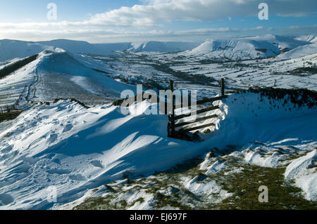 Edale in inverno, dal "Grande Ridge' sotto perdere Hill, Peak District, Derbyshire, Inghilterra, Regno Unito. Foto Stock