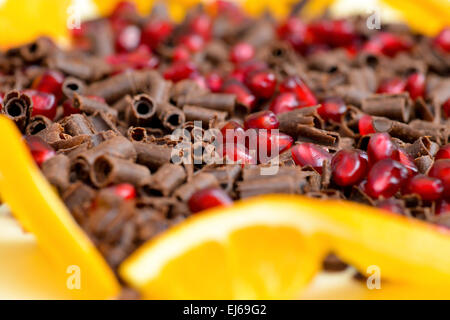 Primo piano di gocce di cioccolato al latte e melograno mix Foto Stock