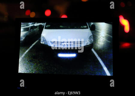 Van in vista posteriore dello schermo della fotocamera nel cruscotto del veicolo nel traffico di notte Foto Stock