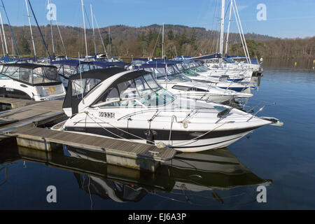 Una Marina a Bowness on Windermere nel Parco Nazionale del Distretto dei Laghi Foto Stock