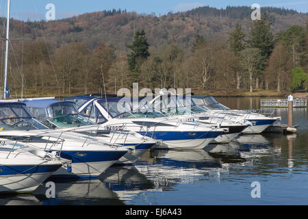 Una Marina a Bowness on Windermere nel Parco Nazionale del Distretto dei Laghi Foto Stock