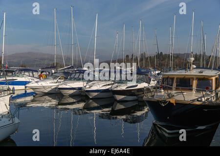 Una Marina a Bowness on Windermere nel Parco Nazionale del Distretto dei Laghi Foto Stock