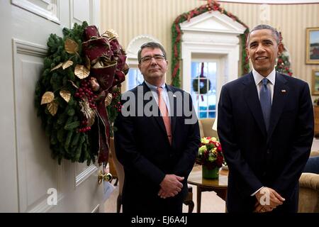 Il Presidente Usa Barack Obama sta con Ashton Carter prima che il Presidente Carter annuncia la nomina a Segretario della Difesa nell'Ufficio Ovale della Casa Bianca il 5 dicembre 2014 a Washington, DC. Foto Stock