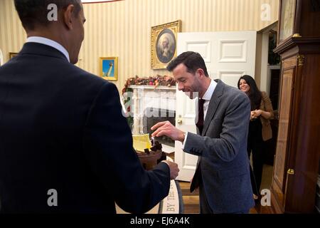 Il Presidente Usa Barack Obama presenta una torta di compleanno a Brian Mosteller, Direttore dell Ufficio Ovale operazioni, nell'Ufficio Ovale della Casa Bianca il 5 dicembre 2014 a Washington, DC. Foto Stock