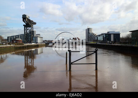 Fiume Clyde arc bridge finnieston gru Glasgow Scotland Regno Unito Foto Stock